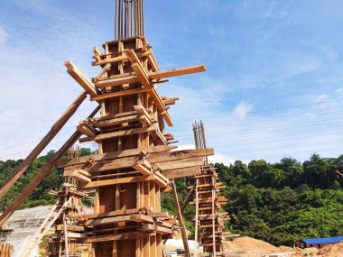 KUALA LUMPUR, MALAYSIA - 13 Mart 2020: Kol kereste işi ve inşaat alanında takviye bar. İnşaat işçileri tarafından kurulmuş. Yapı geçici ahşap desteği tarafından destekleniyor.