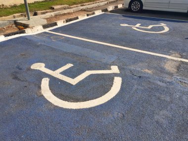 Seremban, Malezya - 24 Ocak 2019: Engelli park yeri imzası. Herkesin anlayabileceği bir logo şeklinde sergileniyor..