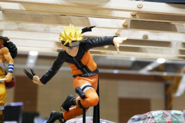 KUALA LUMPUR, MALAYSIA - 15 Mart 2020: Japon popüler çizgi film dizisi NARUTO 'nun kurgusal karakter aksiyon figürüne odaklandı. Koleksiyoncu tarafından halka gösterilmiştir. 
