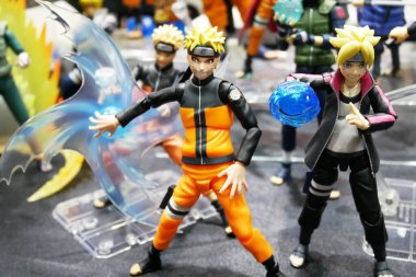 KUALA LUMPUR, MALAYSIA - 15 Mart 2020: Japon popüler çizgi film dizisi NARUTO 'nun kurgusal karakter aksiyon figürüne odaklandı. Koleksiyoncu tarafından halka gösterilmiştir. 