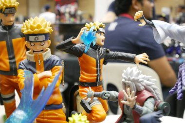 KUALA LUMPUR, MALAYSIA - 15 Mart 2020: Japon popüler çizgi film dizisi NARUTO 'nun kurgusal karakter aksiyon figürüne odaklandı. Koleksiyoncu tarafından halka gösterilmiştir. 