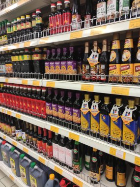 SEREMBAN, MALAYSIA -13 Mart 2020: Pişirme malzemesi olarak kullanılan çeşitli soya sosu türleri süpermarketlerde satışta. Bu malzemeyi yapmak için temel bileşen soya fasulyesidir..