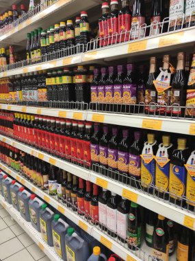 SEREMBAN, MALAYSIA -13 Mart 2020: Pişirme malzemesi olarak kullanılan çeşitli soya sosu türleri süpermarketlerde satışta. Bu malzemeyi yapmak için temel bileşen soya fasulyesidir..