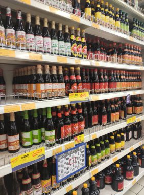 SEREMBAN, MALAYSIA -13 Mart 2020: Pişirme malzemesi olarak kullanılan çeşitli soya sosu türleri süpermarketlerde satışta. Bu malzemeyi yapmak için temel bileşen soya fasulyesidir..