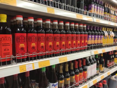 SEREMBAN, MALAYSIA -13 Mart 2020: Pişirme malzemesi olarak kullanılan çeşitli soya sosu türleri süpermarketlerde satışta. Bu malzemeyi yapmak için temel bileşen soya fasulyesidir..