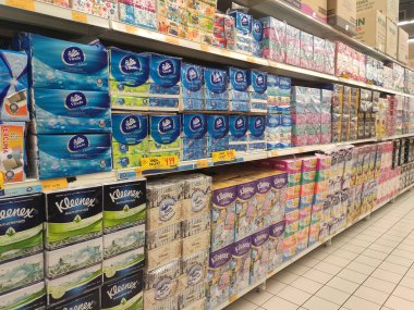 SEREMBAN, MALAYSIA - 19 Mart 2020: Süpermarketin içindeki metal bir rafta satışa sunulan çeşitli tip tek kullanımlık havlu ve yüz dokusu. Müşterinin seçmesini kolaylaştırmak için markaya göre sıralanır. 