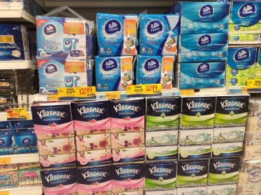 SEREMBAN, MALAYSIA - 19 Mart 2020: Süpermarketin içindeki metal bir rafta satışa sunulan çeşitli tip tek kullanımlık havlu ve yüz dokusu. Müşterinin seçmesini kolaylaştırmak için markaya göre sıralanır. 