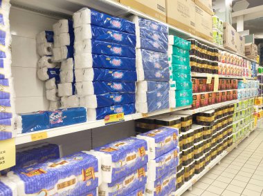 SEREMBAN, MALAYSIA - 19 Mart 2020: Süpermarketteki bir rafta satılığa çıkarılan çeşitli tip tek kullanımlık tuvalet kağıdı. Müşterinin seçmesini kolaylaştırmak için markaya göre sıralanır. 