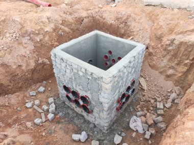 İnşaat alanında inşaat halindeki rögar kapağı. Altyapı mühendisi tasarımına dayanan işçilerin In-situ inşaatı.