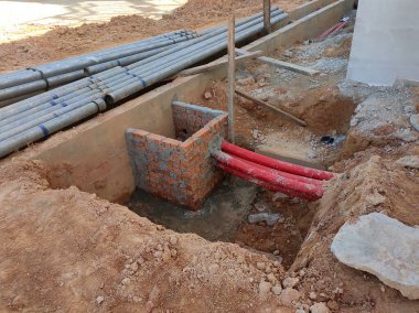 İnşaat alanında inşaat halindeki rögar kapağı. Altyapı mühendisi tasarımına dayanan işçilerin In-situ inşaatı.