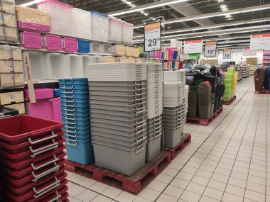SEREMBAN, MALAYSIA - 14 Mart 2020: Dev süpermarkette satılık plastik kutular ve plastik çekmeceler. Değişik boyutlarda ve renklerde geliyor..
