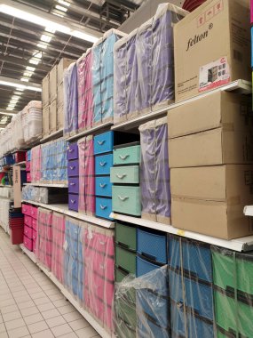 SEREMBAN, MALAYSIA - 14 Mart 2020: Dev süpermarkette satılık plastik kutular ve plastik çekmeceler. Değişik boyutlarda ve renklerde geliyor..