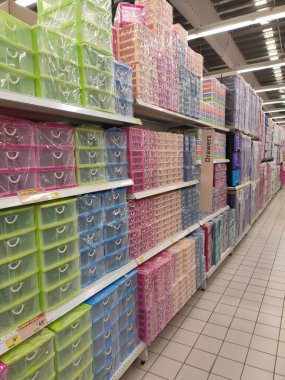 SEREMBAN, MALAYSIA - 14 Mart 2020: Dev süpermarkette satılık plastik kutular ve plastik çekmeceler. Değişik boyutlarda ve renklerde geliyor..