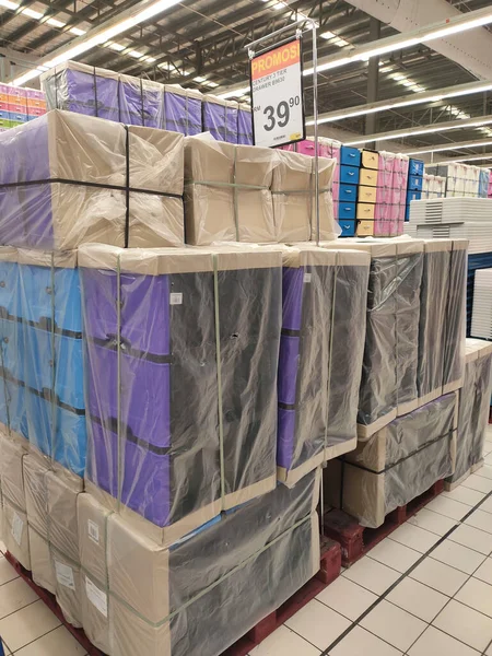 Seremban Malaysia March 2020 塑料箱容器和塑料抽屉在大型超级市场内销售 它有各种各样的尺寸和颜色 — 图库照片