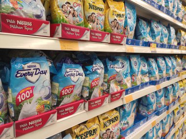 SEREMBAN, MALAYSIA - 18 Mart 2020: Süpermarketlerdeki raflarda sergilenen yumuşak ambalajlı süt tozu. Markaya göre sıralanır ve müşterinin seçmesi kolay olur.. 