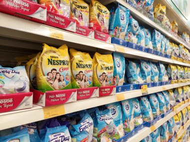 SEREMBAN, MALAYSIA - 18 Mart 2020: Süpermarketlerdeki raflarda sergilenen yumuşak ambalajlı süt tozu. Markaya göre sıralanır ve müşterinin seçmesi kolay olur.. 