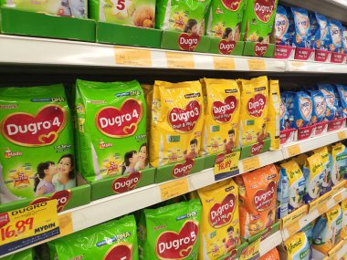 SEREMBAN, MALAYSIA - 18 Mart 2020: Süpermarketlerdeki raflarda sergilenen yumuşak ambalajlı süt tozu. Markaya göre sıralanır ve müşterinin seçmesi kolay olur.. 