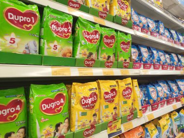 SEREMBAN, MALAYSIA - 18 Mart 2020: Süpermarketlerdeki raflarda sergilenen yumuşak ambalajlı süt tozu. Markaya göre sıralanır ve müşterinin seçmesi kolay olur.. 