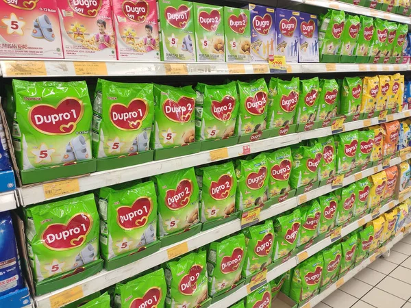 Seremban Malaysia Mart 2020 Süpermarketlerdeki Raflarda Sergilenen Yumuşak Ambalajlı Süt — Stok fotoğraf