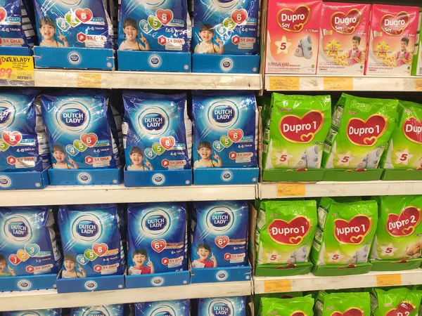 SEREMBAN, MALAYSIA - 18 Mart 2020: Süpermarketlerdeki raflarda sergilenen yumuşak ambalajlı süt tozu. Markaya göre sıralanır ve müşterinin seçmesi kolay olur.. 