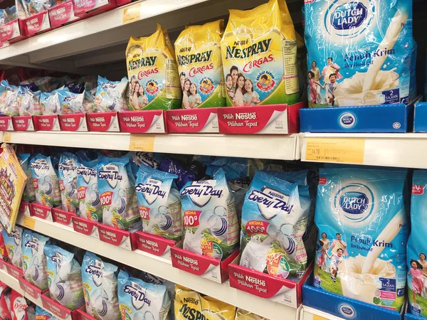 SEREMBAN, MALAYSIA - 18 Mart 2020: Süpermarketlerdeki raflarda sergilenen yumuşak ambalajlı süt tozu. Markaya göre sıralanır ve müşterinin seçmesi kolay olur.. 
