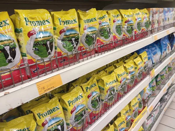 SEREMBAN, MALAYSIA - 18 Mart 2020: Süpermarketlerdeki raflarda sergilenen yumuşak ambalajlı süt tozu. Markaya göre sıralanır ve müşterinin seçmesi kolay olur.. 