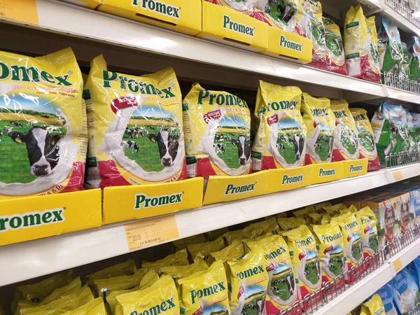 SEREMBAN, MALAYSIA - 18 Mart 2020: Süpermarketlerdeki raflarda sergilenen yumuşak ambalajlı süt tozu. Markaya göre sıralanır ve müşterinin seçmesi kolay olur.. 