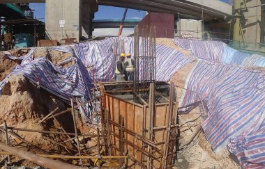 Kuala Lumpur, Malezya - 6 Eylül 2019: İnşaat alanında inşaat halindeki yığın ve sütun kütüğü. Kontrplak kerestesiyle güçlendirilmiş beton kullanılarak yapıldı..