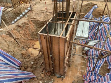 Kuala Lumpur, Malezya - 6 Eylül 2019: İnşaat alanında inşaat halindeki yığın ve sütun kütüğü. Kontrplak kerestesiyle güçlendirilmiş beton kullanılarak yapıldı..