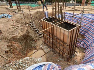 Kuala Lumpur, Malezya - 6 Eylül 2019: İnşaat alanında inşaat halindeki yığın ve sütun kütüğü. Kontrplak kerestesiyle güçlendirilmiş beton kullanılarak yapıldı..