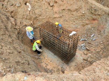 Kuala Lumpur, Malezya - 6 Eylül 2019: İnşaat alanında inşaat halindeki yığın ve sütun kütüğü. Kontrplak kerestesiyle güçlendirilmiş beton kullanılarak yapıldı..