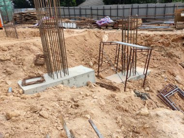 Kuala Lumpur, Malezya - 6 Eylül 2019: İnşaat alanında inşaat halindeki yığın ve sütun kütüğü. Kontrplak kerestesiyle güçlendirilmiş beton kullanılarak yapıldı..