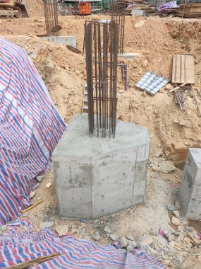 Kuala Lumpur, Malezya - 6 Eylül 2019: İnşaat alanında inşaat halindeki yığın ve sütun kütüğü. Kontrplak kerestesiyle güçlendirilmiş beton kullanılarak yapıldı..