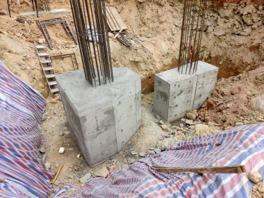 Kuala Lumpur, Malezya - 6 Eylül 2019: İnşaat alanında inşaat halindeki yığın ve sütun kütüğü. Kontrplak kerestesiyle güçlendirilmiş beton kullanılarak yapıldı..