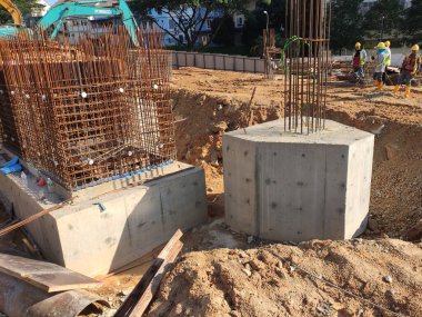 Kuala Lumpur, Malezya - 6 Eylül 2019: İnşaat alanında inşaat halindeki yığın ve sütun kütüğü. Kontrplak kerestesiyle güçlendirilmiş beton kullanılarak yapıldı..