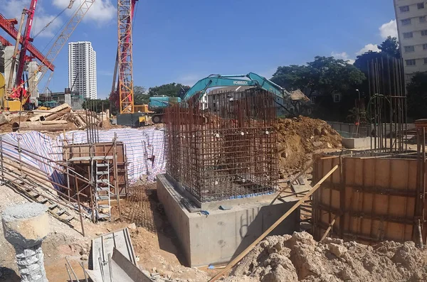 马来西亚吉隆坡 2019年9月6日 建筑工地正在施工的桩顶和柱桩 以胶合板木为模板的钢筋混凝土施工 — 图库照片