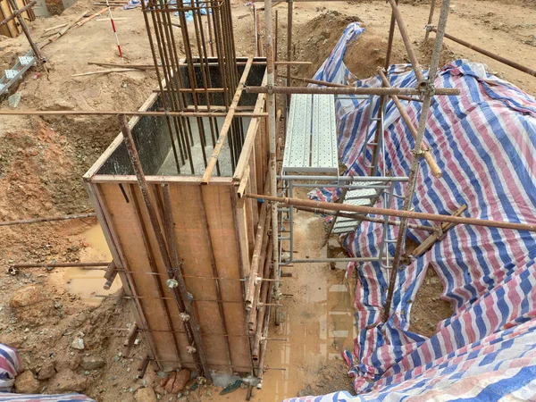 マレーシアのクアラルンプール 2019年9月6日 建設現場で杭キャップと柱スタンプ 型枠工事として合板で補強コンクリートを使用して建設 — ストック写真
