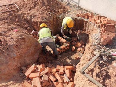 SEREMBAN, MALAYSIA - 10 Mart 2020: İnşaat alanında inşaat halindeki kamu hizmetleri rögar kapağı. Altyapı mühendisi tasarımına dayanan işçilerin In-situ inşaatı.