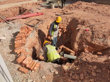 SEREMBAN, MALAYSIA - 10 Mart 2020: İnşaat alanında inşaat halindeki kamu hizmetleri rögar kapağı. Altyapı mühendisi tasarımına dayanan işçilerin In-situ inşaatı.