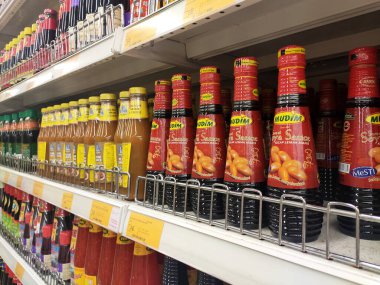 SEREMBAN, MALAYSIA -13 Mart 2020: Pişirme malzemesi olarak kullanılan çeşitli soya sosu türleri süpermarketlerde satışta. Bu malzemeyi yapmak için temel bileşen soya fasulyesidir..