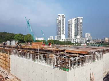 KUALA LUMPUR, MALAYSIA - 3 Mart 2020: inşaat halindeki zemin levhası. İnşaat işçileri kereste imalatı ve çelik takviye çubuğu yapıyorlar.. 