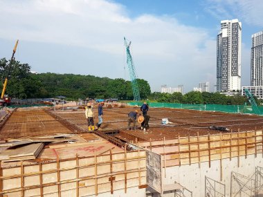KUALA LUMPUR, MALAYSIA - 3 Mart 2020: inşaat halindeki zemin levhası. İnşaat işçileri kereste imalatı ve çelik takviye çubuğu yapıyorlar.. 