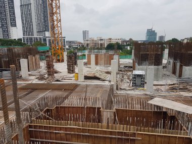 KUALA LUMPUR, MALAYSIA - 3 Mart 2020: inşaat halindeki zemin levhası. İnşaat işçileri kereste imalatı ve çelik takviye çubuğu yapıyorlar.. 
