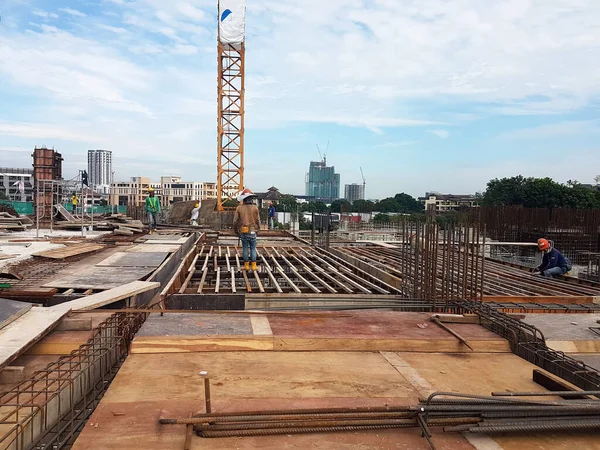 クアラルンプール マレーシア 2020年3月3日 建設中の床スラブの構築 木造建築物を製作し 鉄筋を設置する建設労働者 — ストック写真