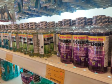 SEREMBAN, MALAYSIA - 9 Mart 2020: Süpermarketin içindeki rafta sergilenen sıvı gargara ürününün seçici odak noktası. 