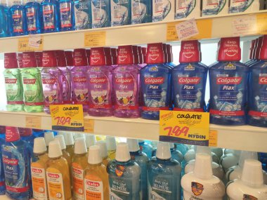 SEREMBAN, MALAYSIA - 9 Mart 2020: Süpermarketin içindeki rafta sergilenen sıvı gargara ürününün seçici odak noktası. 