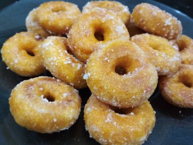 Geleneksel Malezya pastası Kuih Keria. Patates püresi ve unun ana malzemelerinden yapıldı. Kızartmadan sonra şekerle kaplayın..