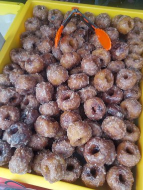 Geleneksel Malezya pastası Kuih Keria. Patates püresi ve unun ana malzemelerinden yapıldı. Kızartmadan sonra şekerle kaplayın..