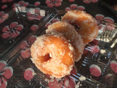 Geleneksel Malezya pastası Kuih Keria. Patates püresi ve unun ana malzemelerinden yapıldı. Kızartmadan sonra şekerle kaplayın..