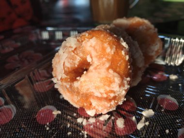 Geleneksel Malezya pastası Kuih Keria. Patates püresi ve unun ana malzemelerinden yapıldı. Kızartmadan sonra şekerle kaplayın..